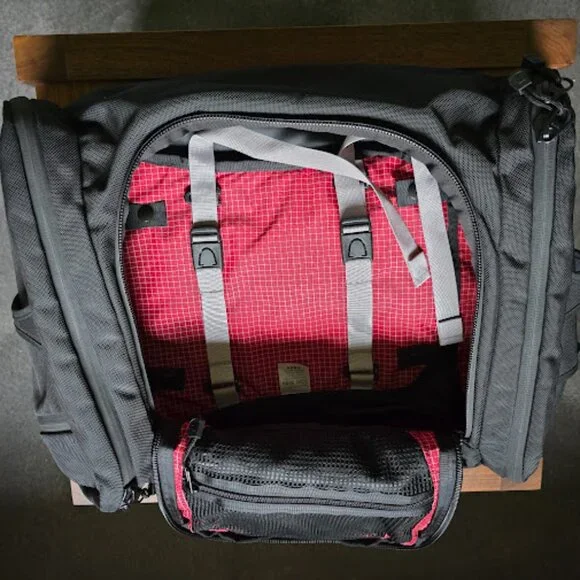 Tom Bihn Aeronaut 45 - RARE - Black 1050d Ballistic / Full Red Halcyon Interior - Picture 3 of 3